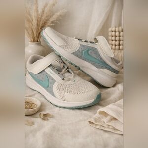 Nike Kids White & Teal Hook-and-Loop Athletic Sneakers